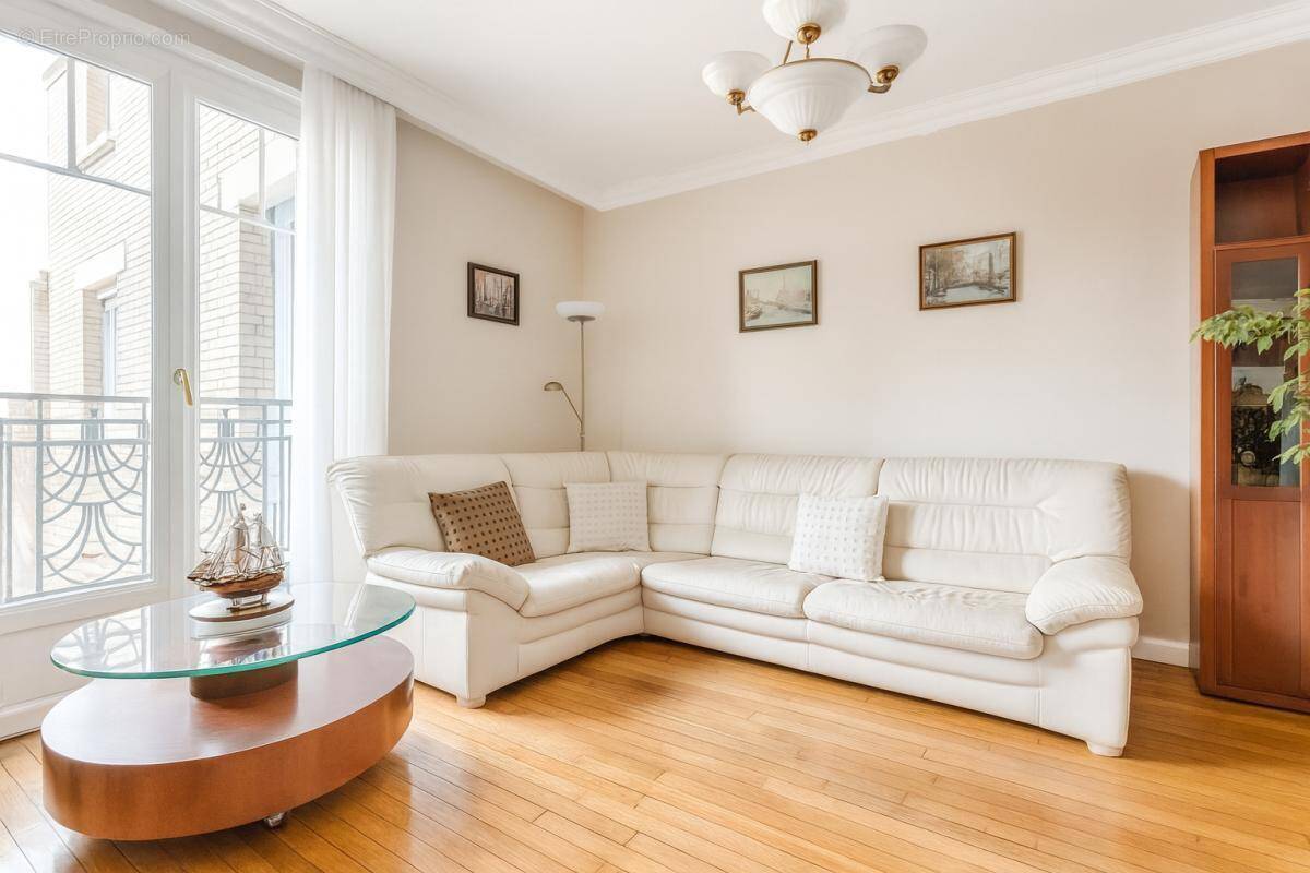 Appartement à PARIS-16E
