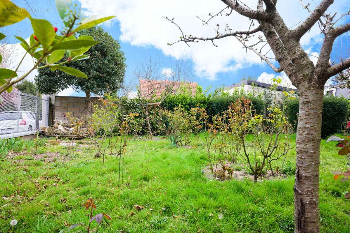 Maison à SAINTE-GENEVIEVE-DES-BOIS