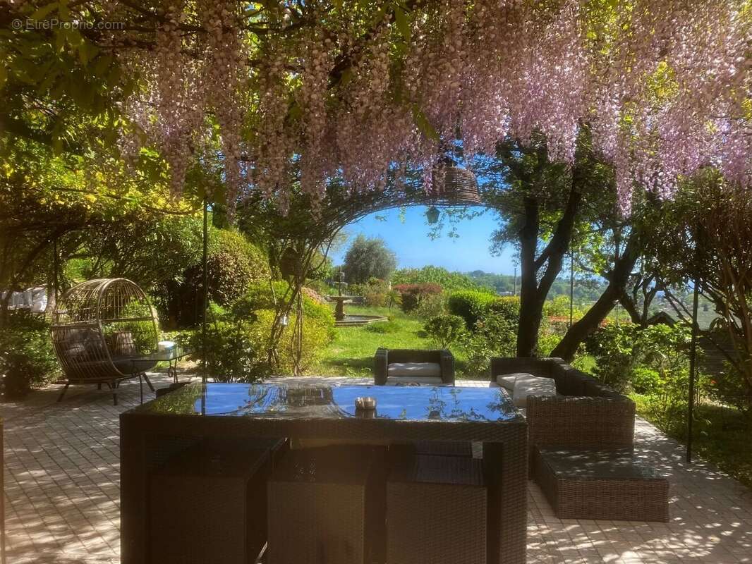 Maison à CHATEAUNEUF-GRASSE