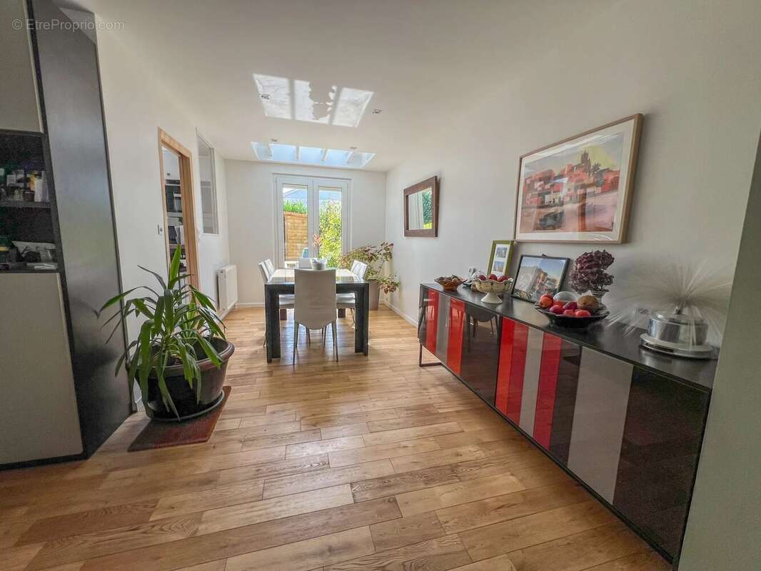 Maison à LE MESNIL-SAINT-DENIS
