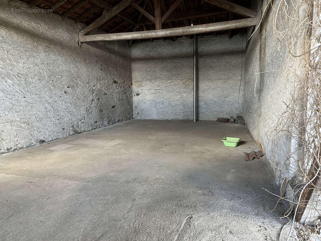 Maison de ville a redécorer avec jardin clos et garage - photo 12