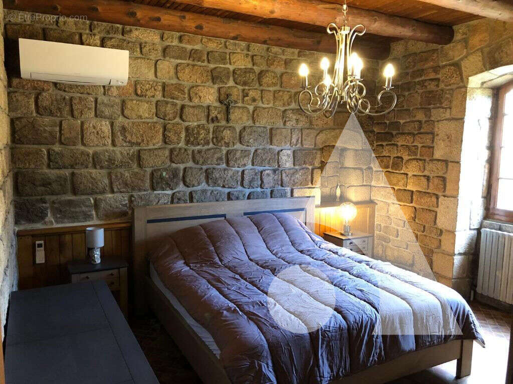 Maison à SAINT-APOLLINAIRE-DE-RIAS