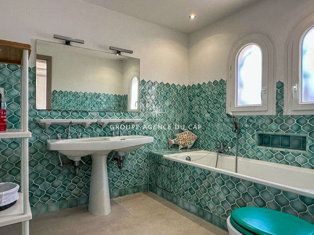 A vendre villa 6 chambres en suite piscine pool house vue mer panoramique sur st-tropez garages et parkings - photo 16