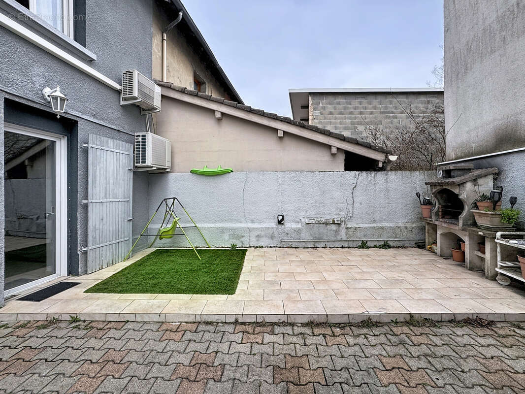 Maison à SAINT-GENIS-LAVAL