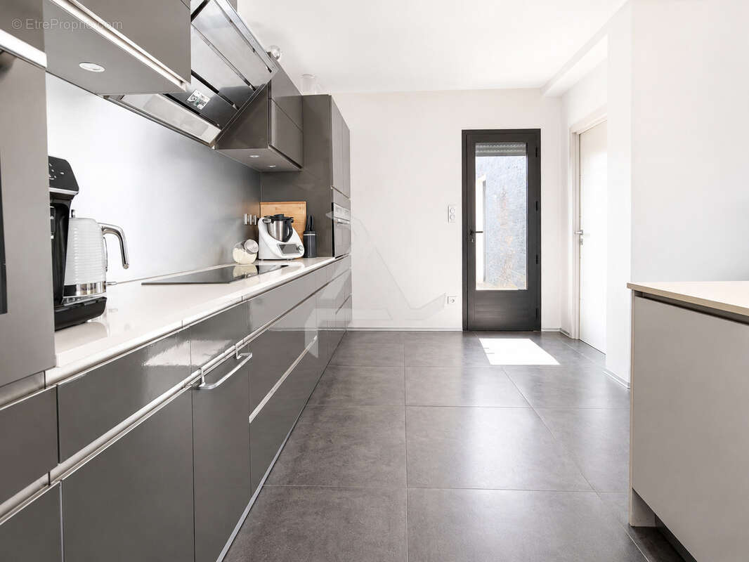 Villa t7 de 211m2 contemporaine avec piscine sous-sol aménagé et chambre indépendante - photo 19