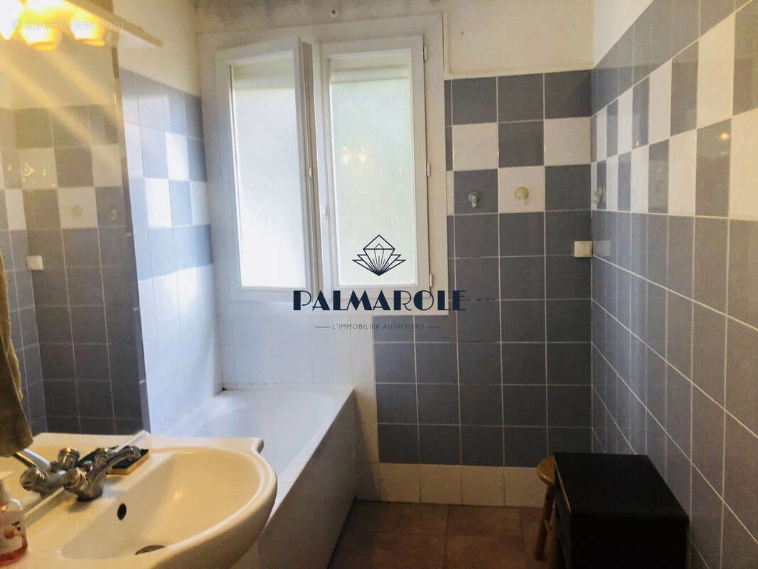 Salle de bains Carrelage - Appartement à PERPIGNAN