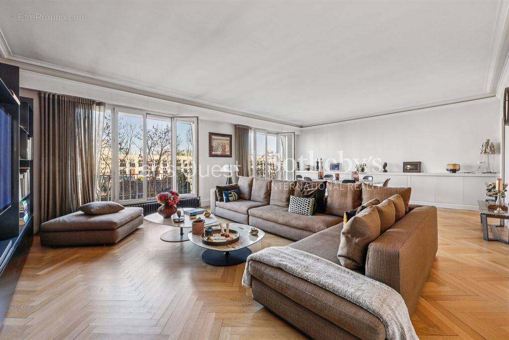 Appartement à PARIS-16E