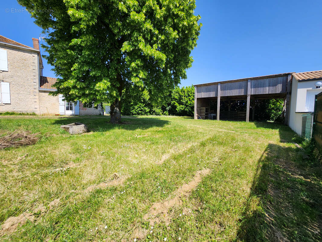 Maison à SAINT-JEAN-DE-BEUGNE