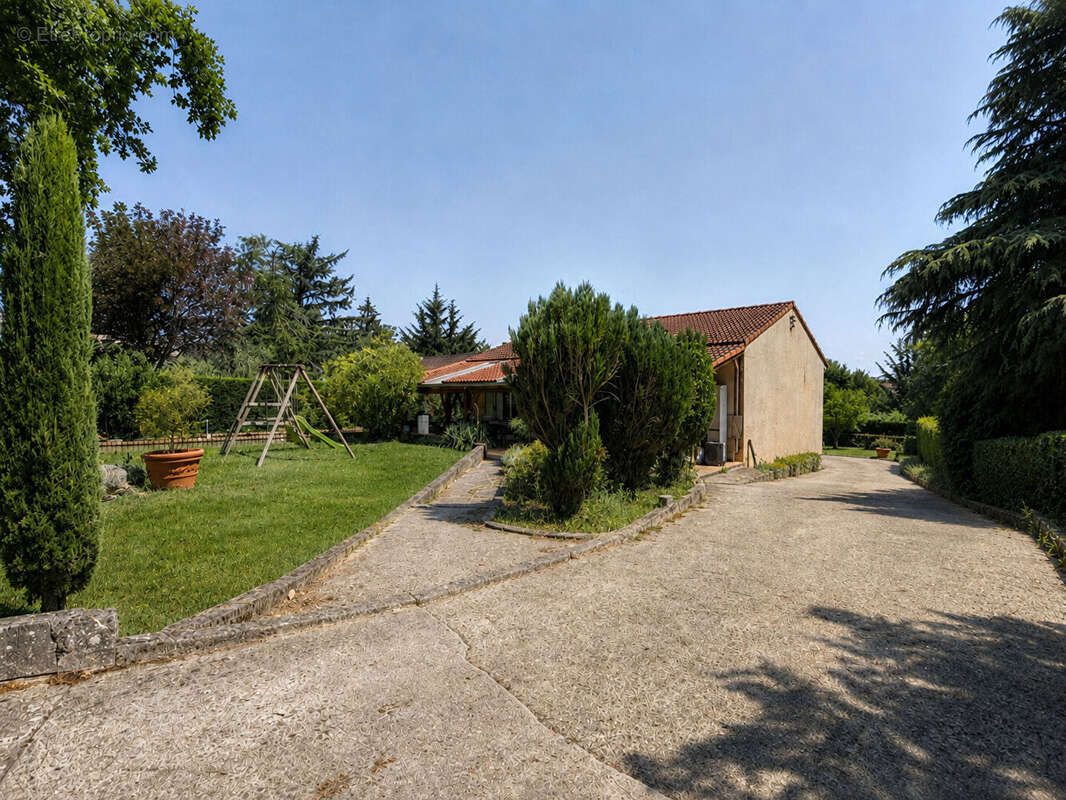 Maison familiale avec jardin au centre de Meximieux - photo 8
