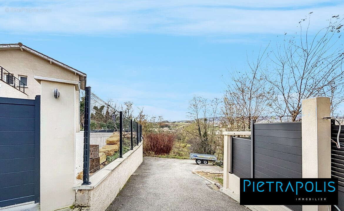 Maison à MONTMELAS-SAINT-SORLIN