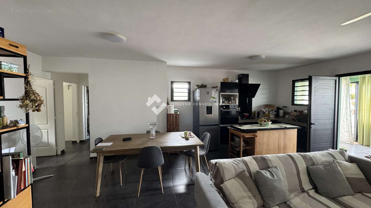 Maison 101 m² à Les Avirons  - photo 6