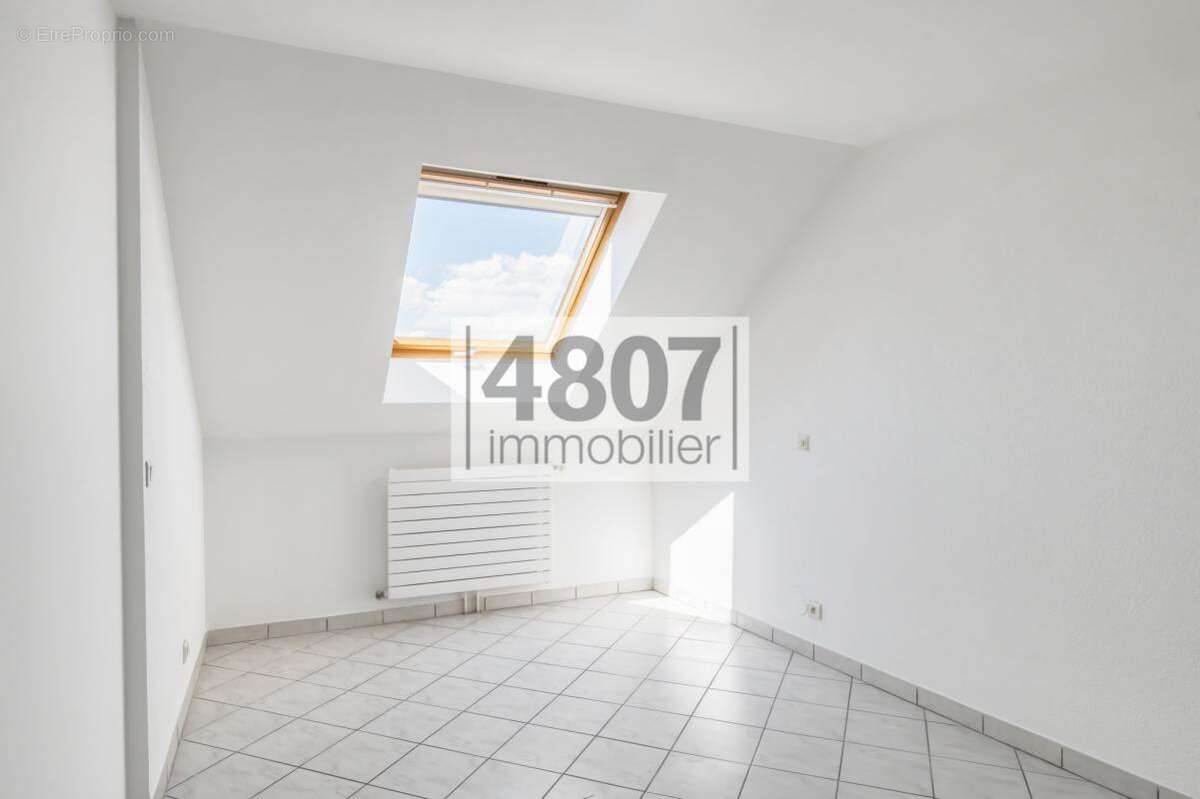 4 pièces - 93m2 habitable- Centre-ville de St Julien - photo 6