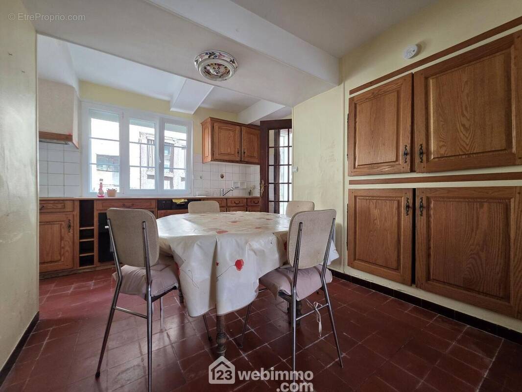 Une salle à manger conviviale, parfaite pour recevoir vos proches - Maison à BEAURIEUX