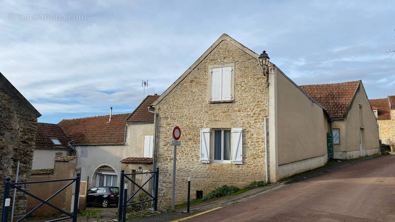 Immeuble à vendre ANNAY LA COTE (89)- Un Ensemble de 5 appartements loués-Jardin - photo 1