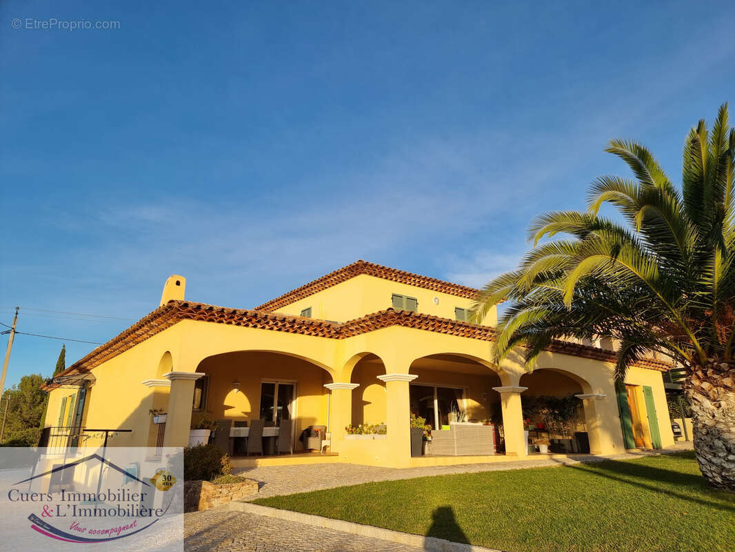 La crau villa t5 avec dependances et piscine - photo 11