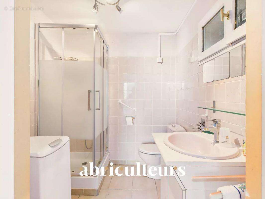 Maison à LA ROQUE-D&#039;ANTHERON