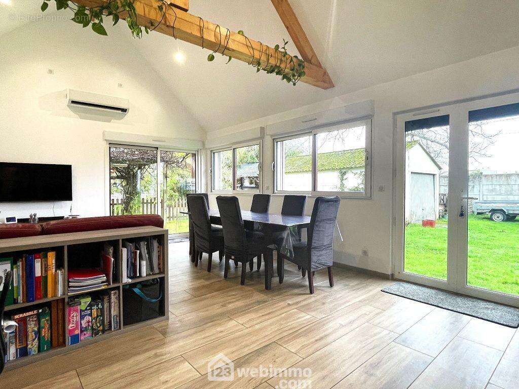 ... sur un beau séjour : plafond cathédrale, fenêtres coulissantes, - Maison à NAINTRE