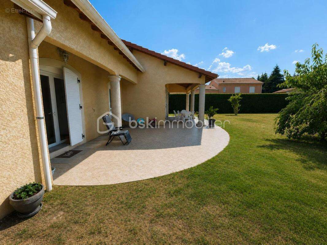 Maison familiale de plain-pied de 170 m² avec 2 830 m² de terrain - photo 14