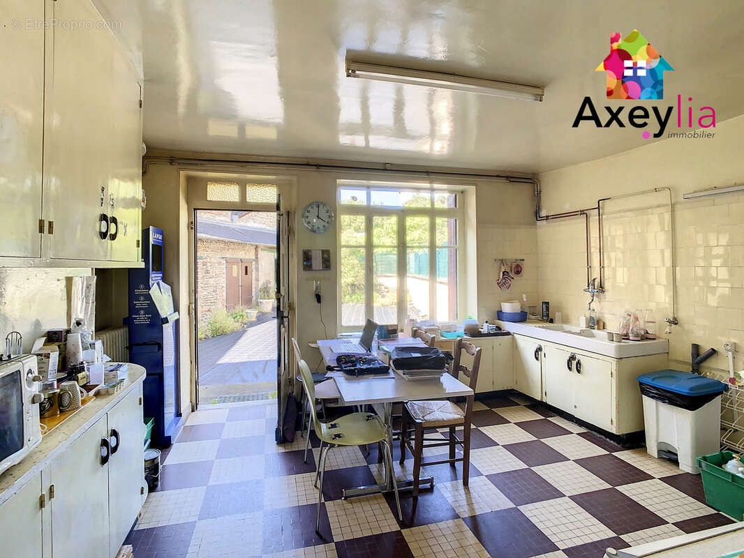 A vendre - ferrieres-sur-sichon - immeuble avec commerce, appartement type 5 et jardin - photo 7