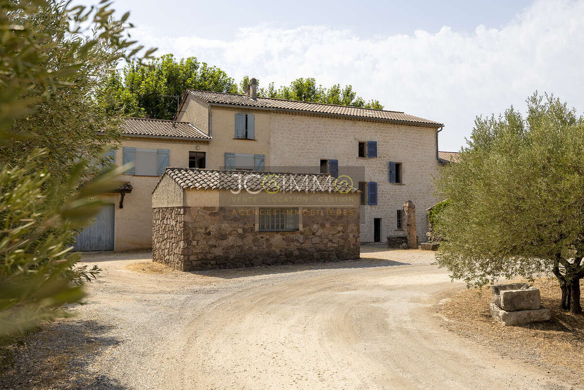 Domaine viticole avec 1 050m2 de bâtis et 300 000m2 (30 hectares) de vignes - photo 3