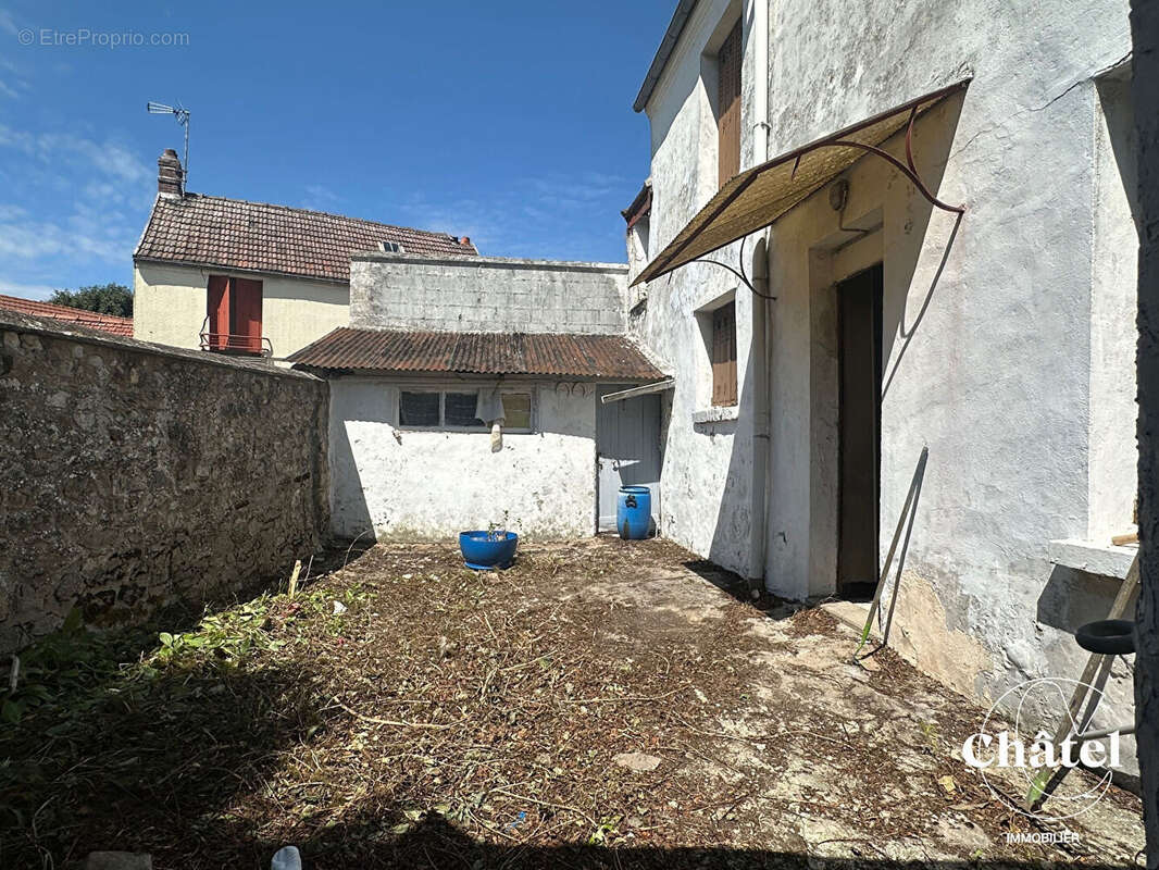 Senlis Sud Est - maison ancienne à rénover - 2 chambres - cave garage annexe cour - photo 4