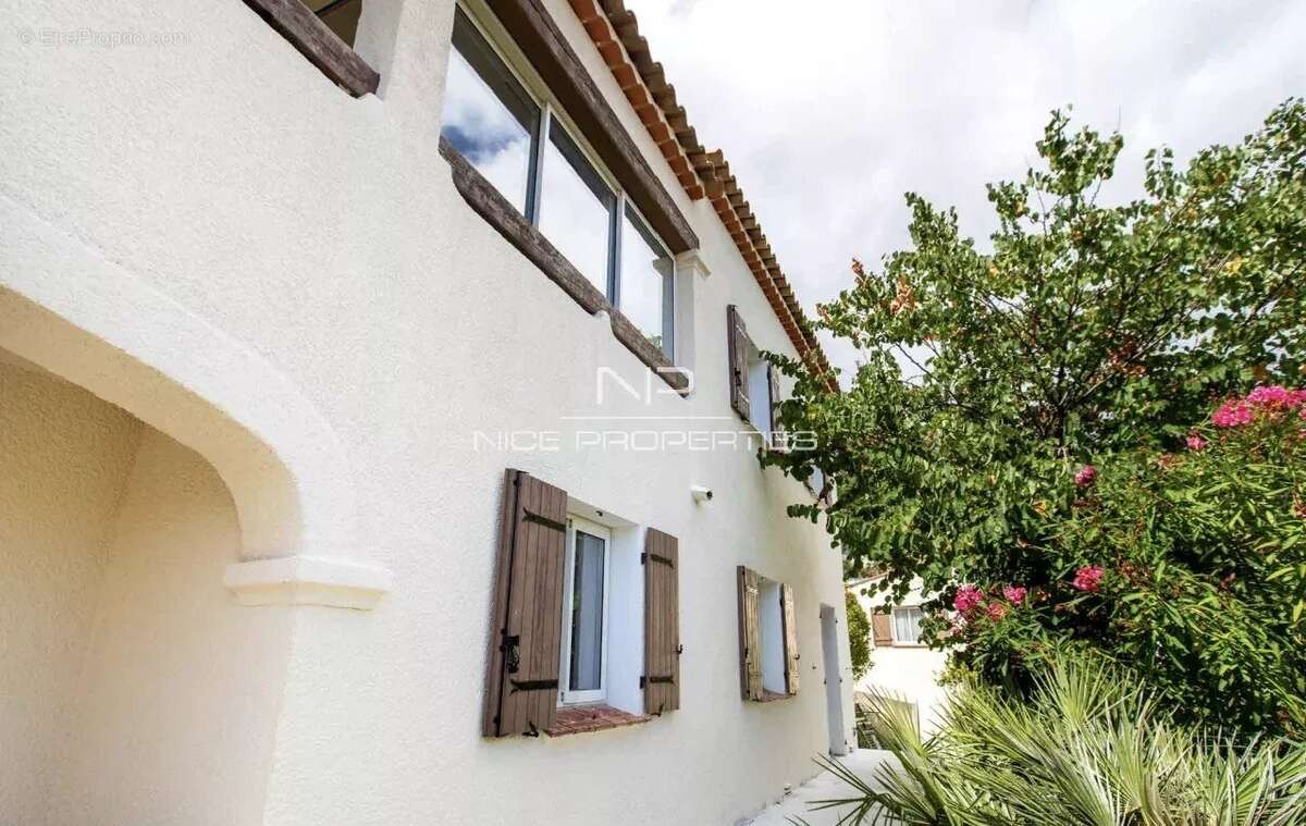 Roquebrune Cap Martin, Villa rénovée avec piscine et vue mer, dans cadre privilégié - photo 21