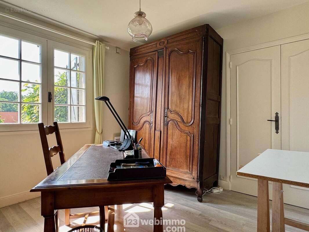 3 chambres de 12 à 13,6 m2,