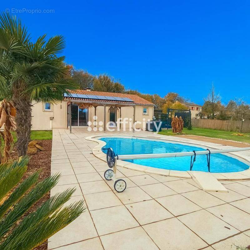 Maison à CHAMPAGNE-SAINT-HILAIRE