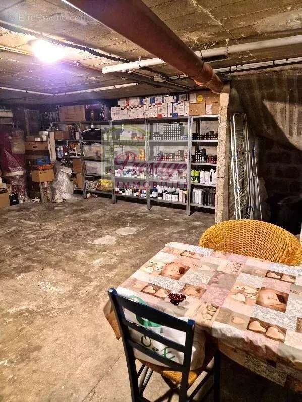 Commerce à LE MESNIL-LE-ROI