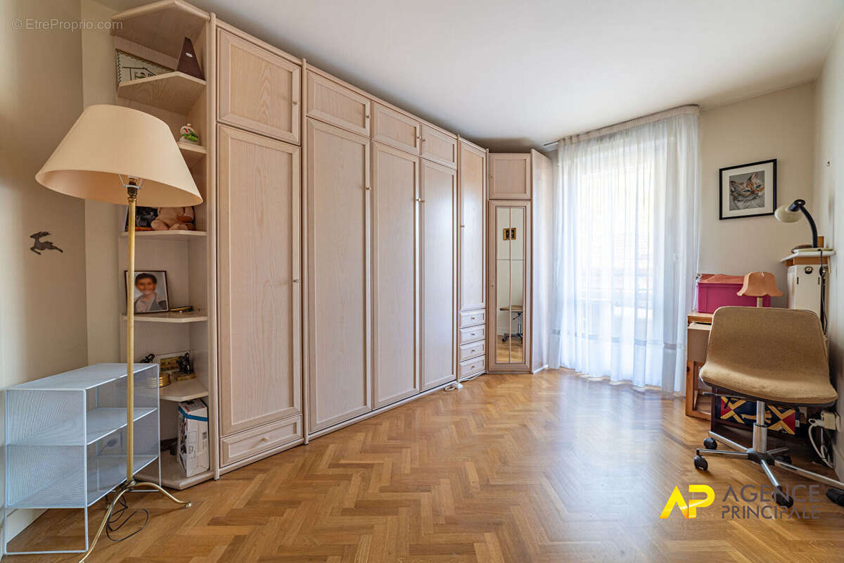 Appartement à LA GARENNE-COLOMBES