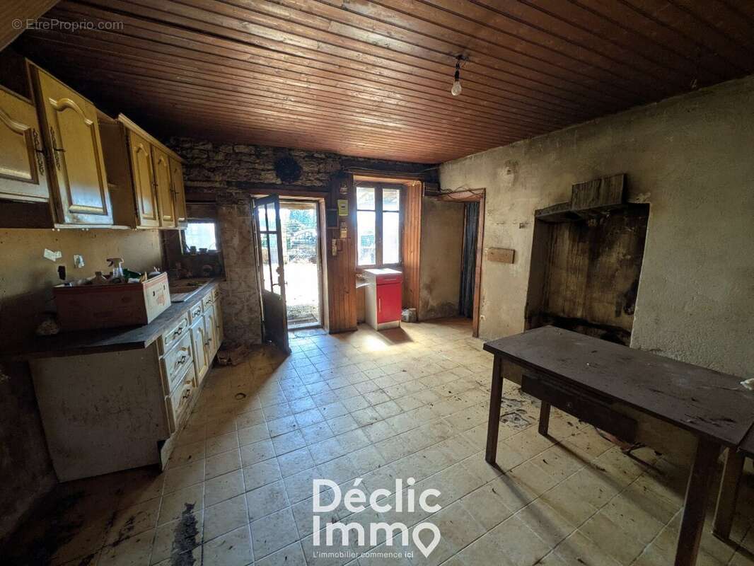 Maison à rénover avec grange  idéalement située à Aunac, proche des commodités - photo 3