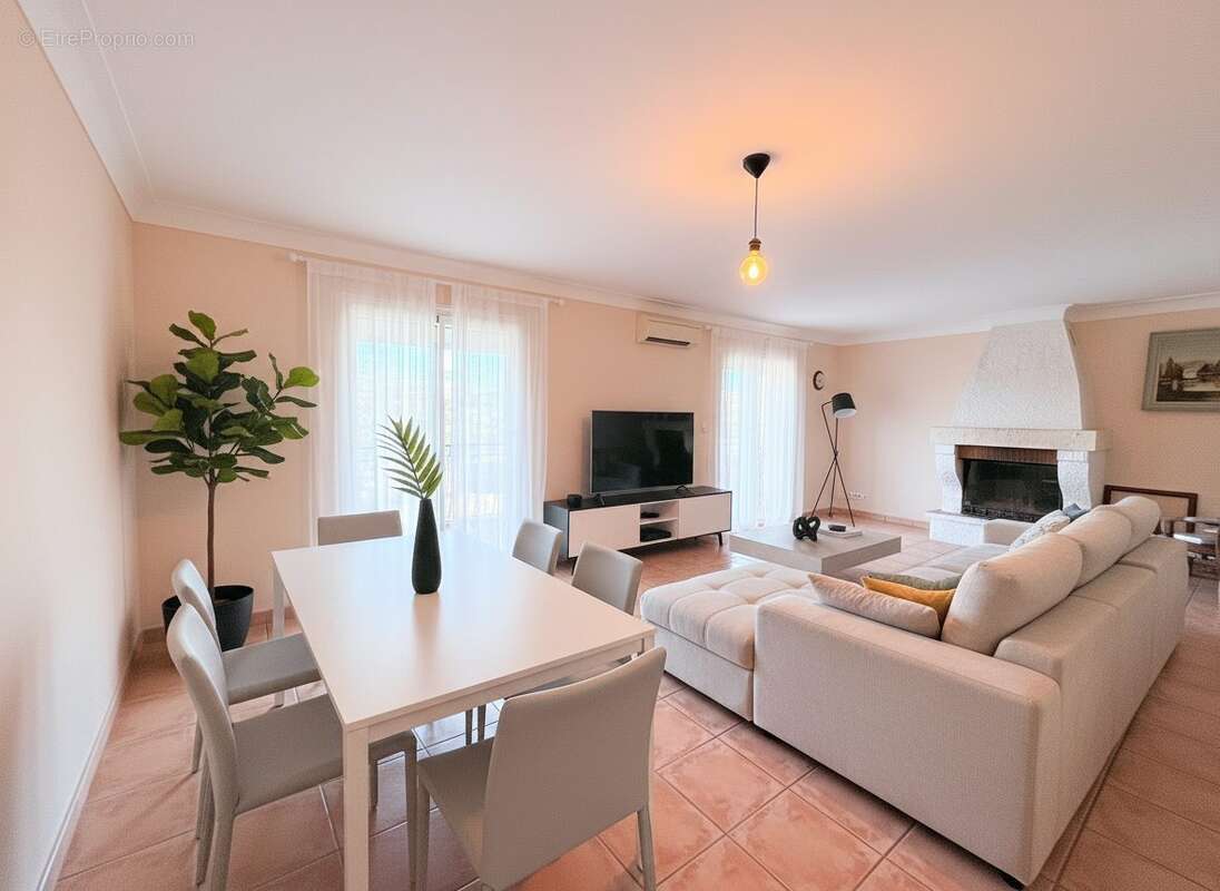 Séjour T4 aménagement LA CREMERIE - Maison à SAINT-RAPHAEL