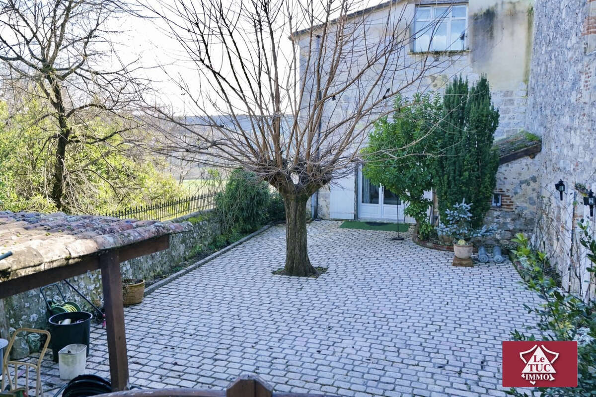 Authentique demeure médiévale avec piscine, jardin et parking privé. - photo 7