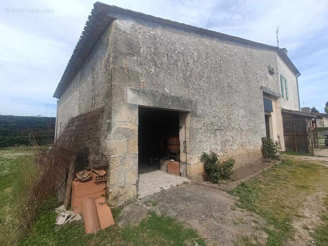 Maison à SAINT-SEURIN-DE-PRATS