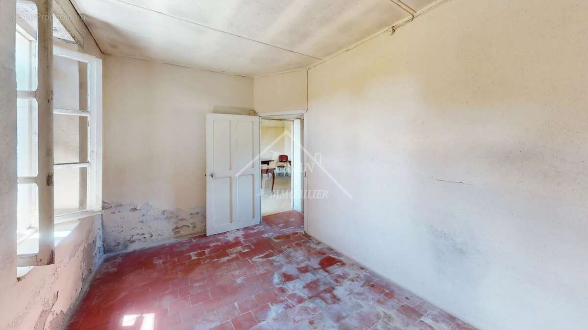 Maison a renover avec garage - photo 4