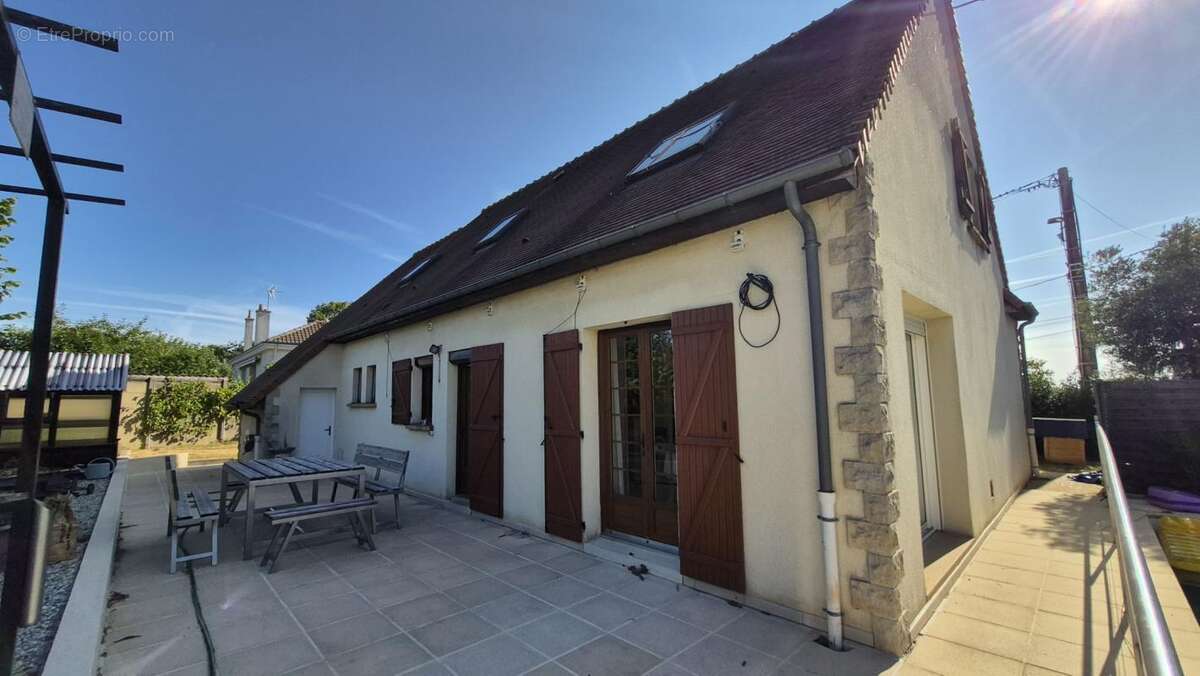 Maison familiale 133 m2 avec piscine et dépendance   4 chamb - photo 10