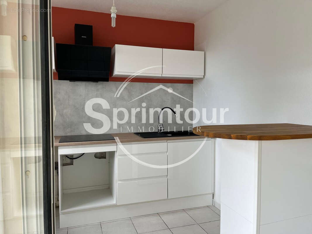 SAINT-CLAUDE - Appartement T3 rénové avec terrasse dans une résidence sécurisée avec piscine - photo 4