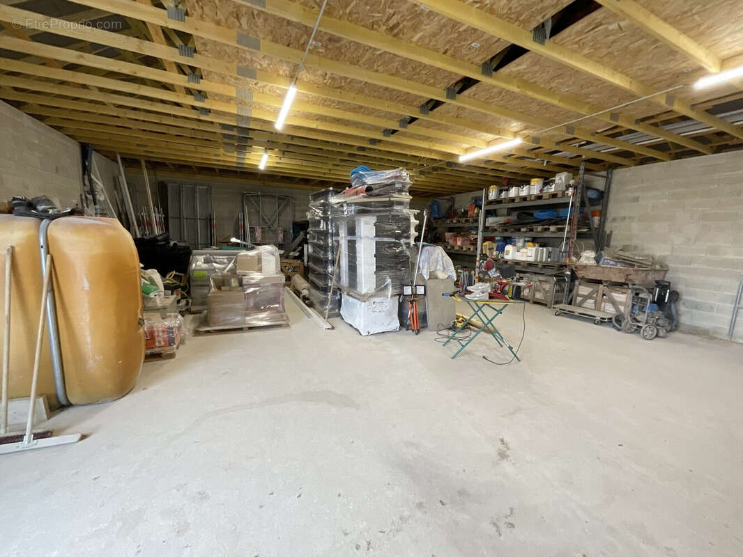 atelier de stockage 180m2  - Commerce à VAUDES