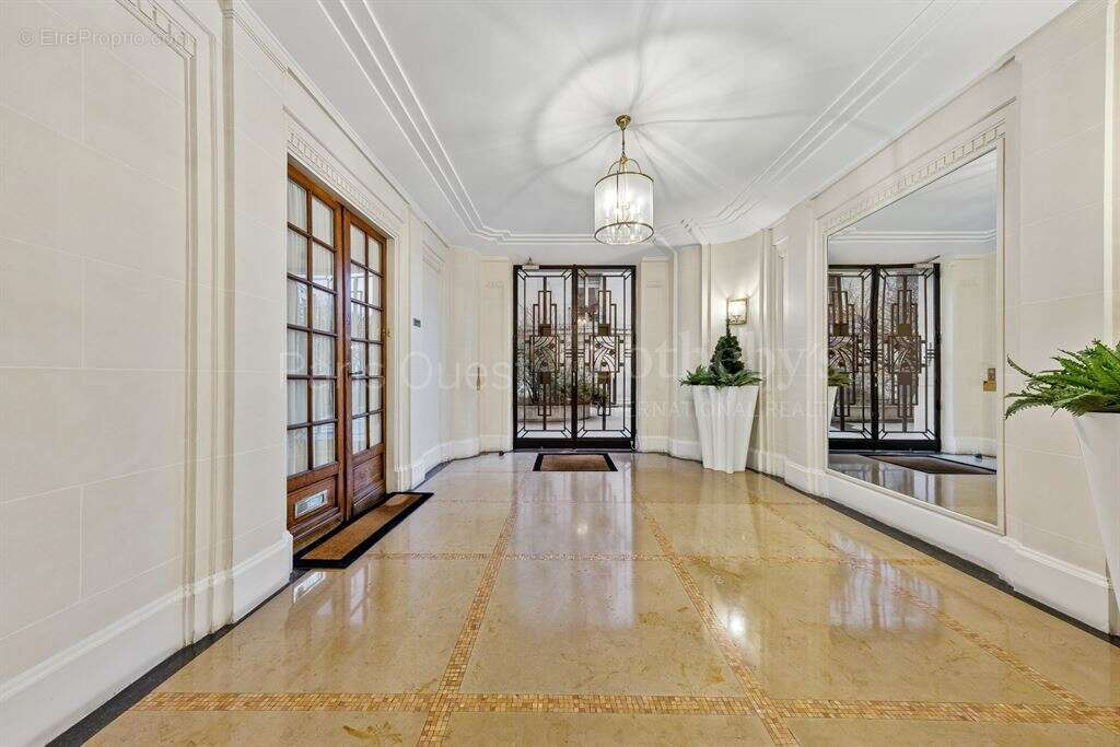 Appartement à PARIS-16E