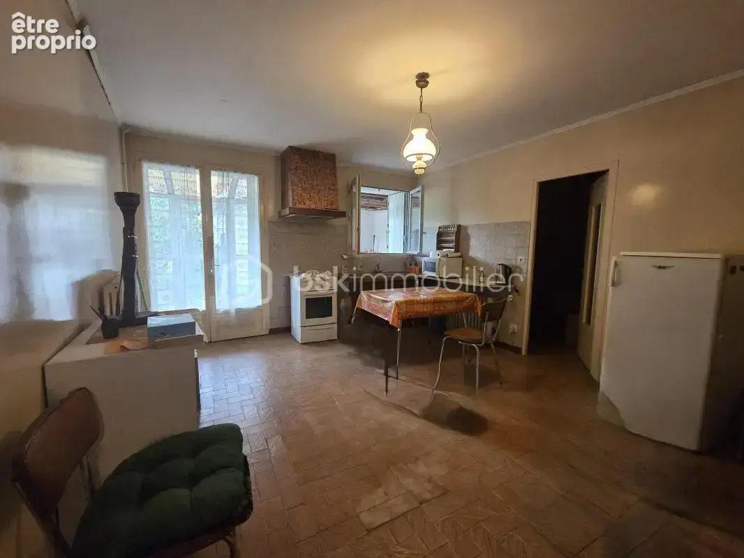 Maison à rénover avec potentiel, grand garage et jardin clos de 1200 m² - photo 7