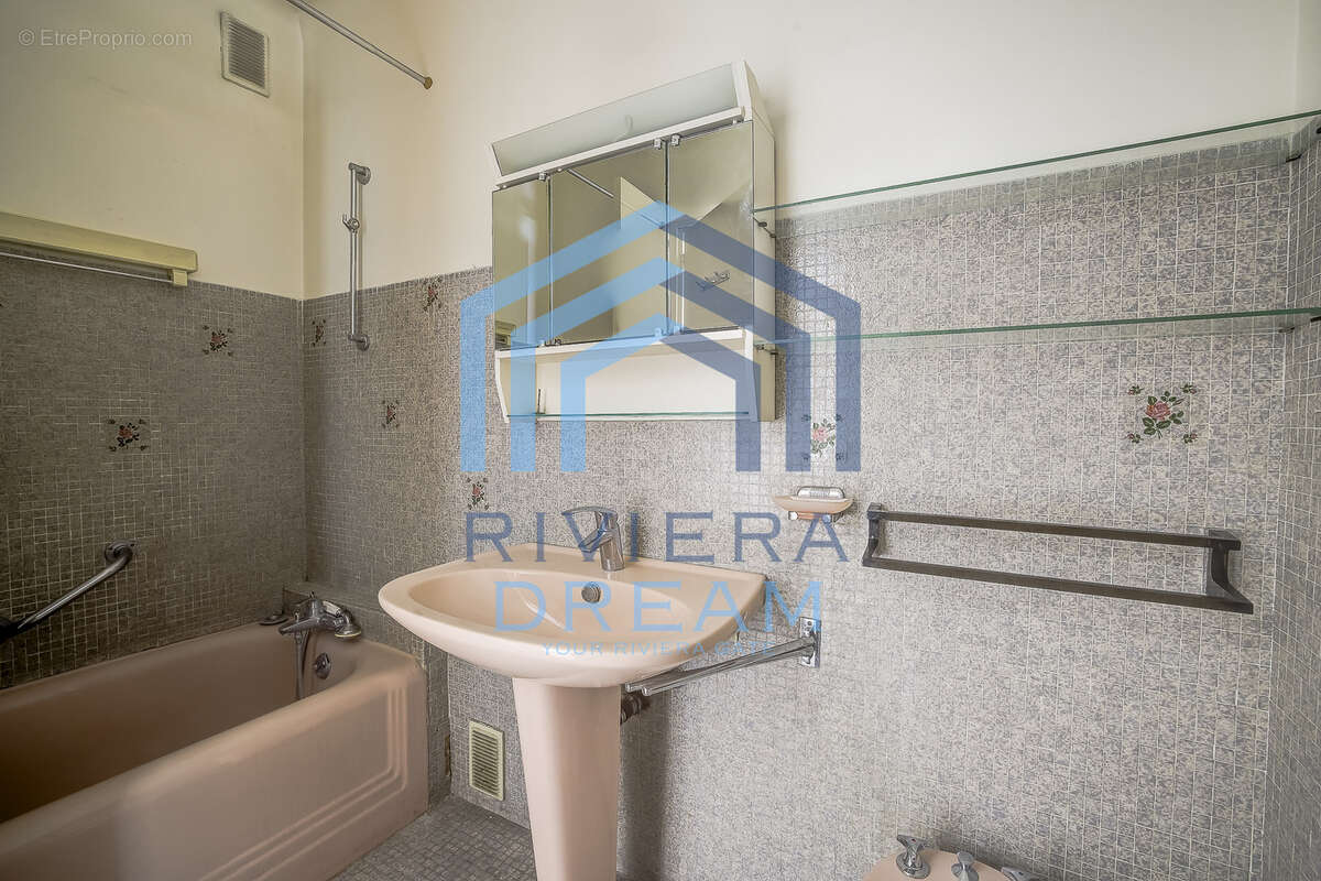MENTON - Face a la mer, appartement type 3 avec terrasse, cave et parking. - photo 13