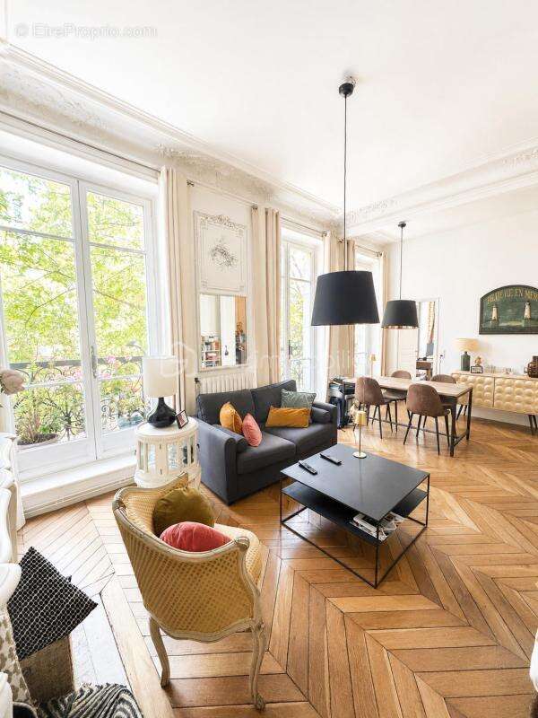 COUP DE CŒUR - Très joli 3 pièces avec balcon dans un immeuble Haussmannien - BOULEVARD MAGENTA - photo 3