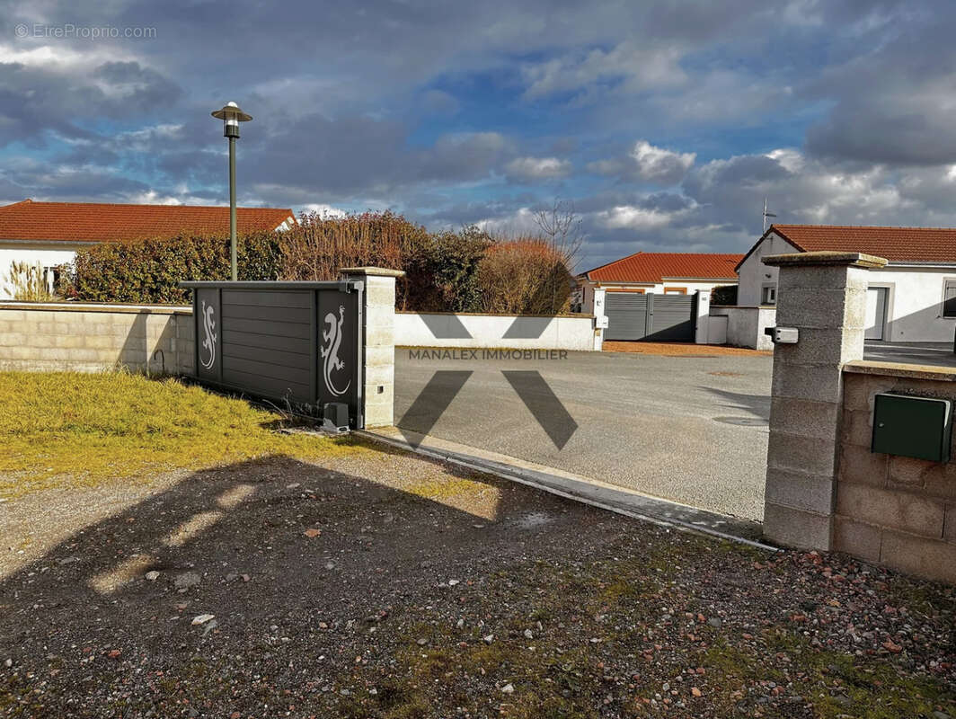 Maison à SAINT-GERMAIN-LESPINASSE