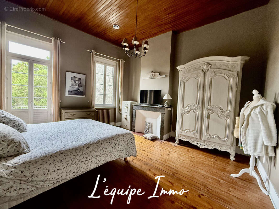 En cœur de ville, demeure familiale aux volumes exceptionnels avec jardin intime et piscine - photo 11