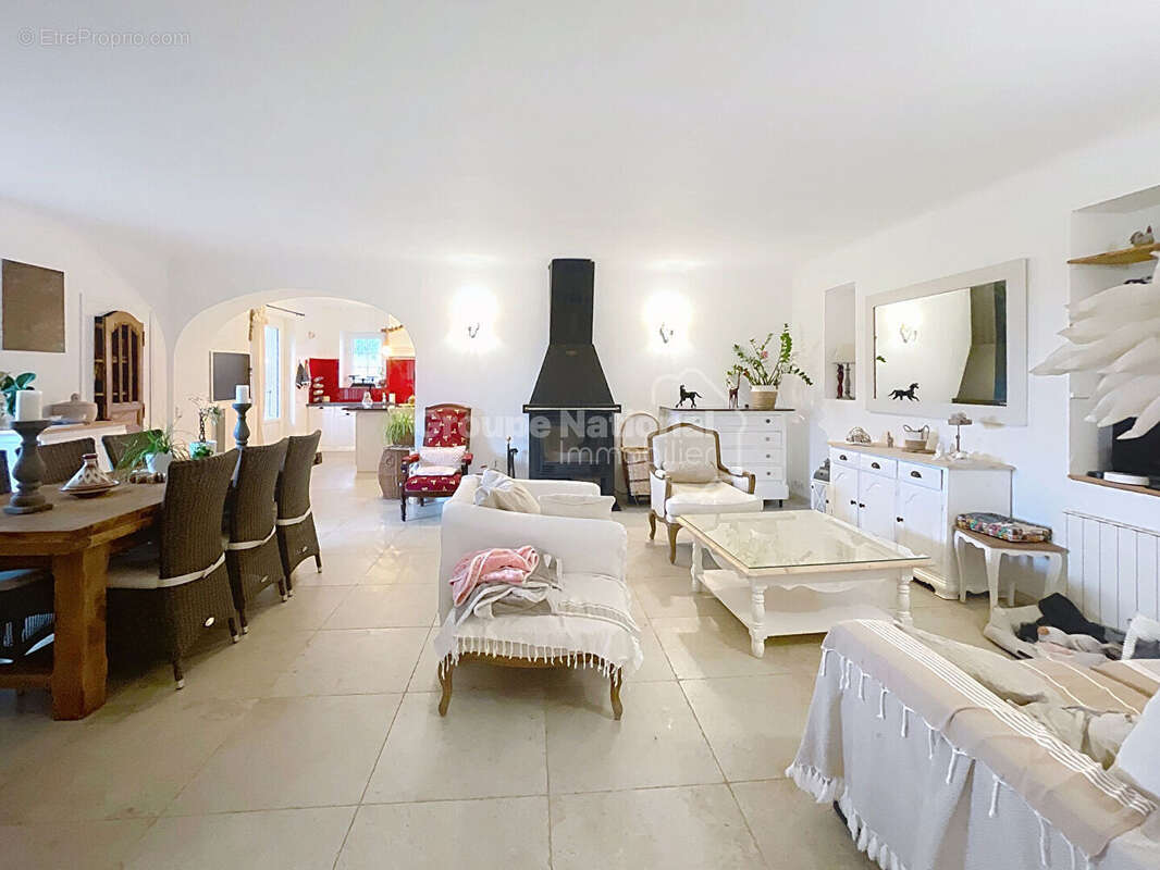 Maison à CAMARET-SUR-AIGUES