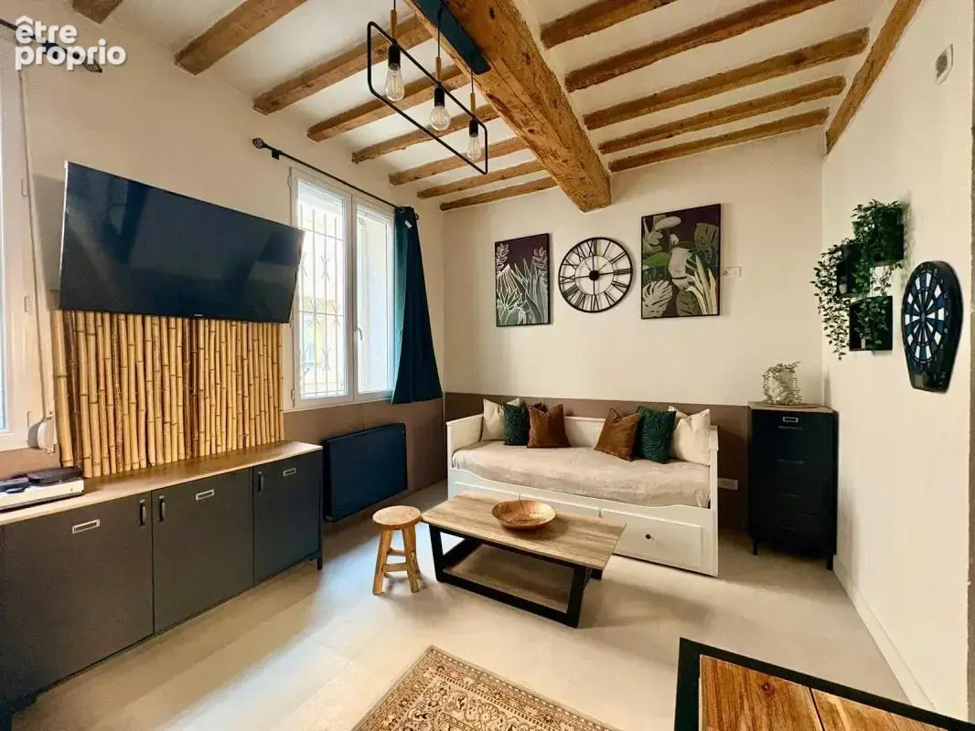 Studio rénové et meublé avec cour commune _ Centre ville de Nîmes - photo 3