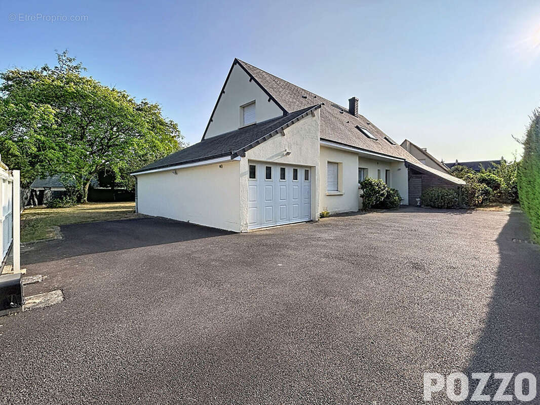 A Vendre - AVRANCHES - LE VAL SAINT PERE - Maison 6 pièce(s) 150 m² - Terrain - photo 4