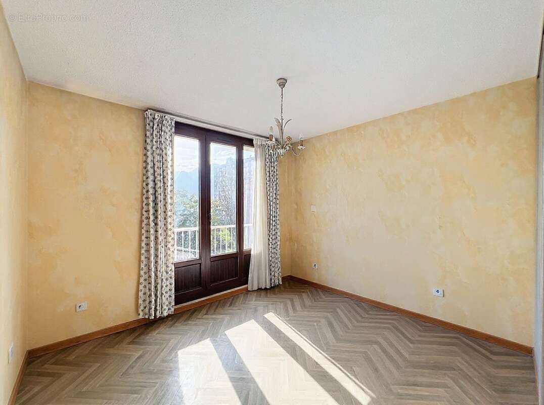 Chambre 1 - Appartement à LE PONT-DE-CLAIX