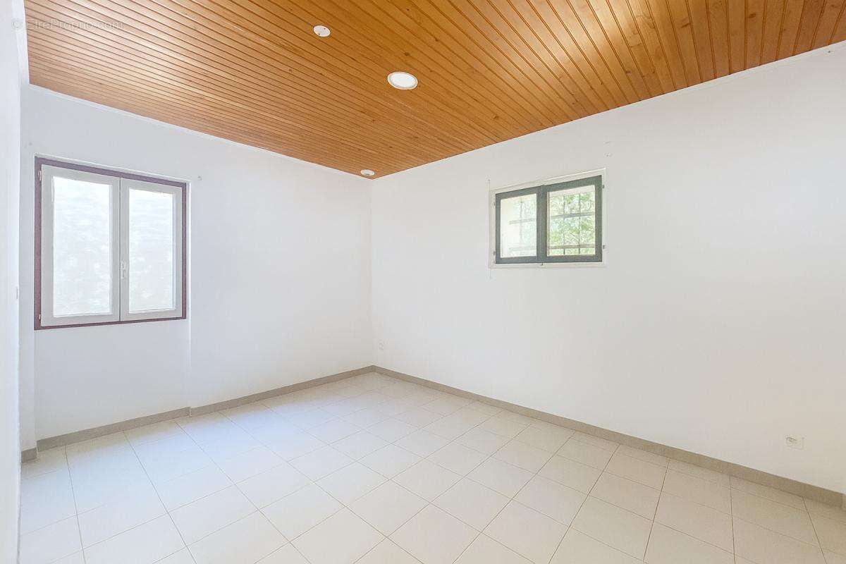 Maison à ENTRAIGUES-SUR-LA-SORGUE