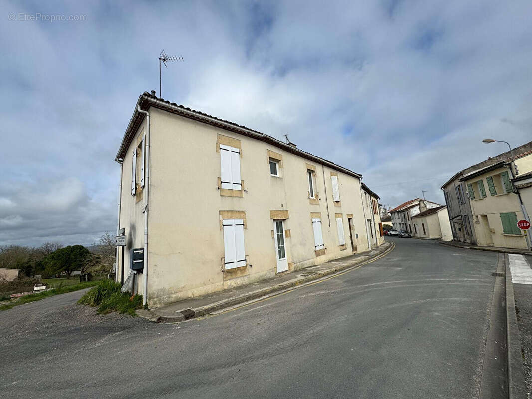 Maison à MONCLAR